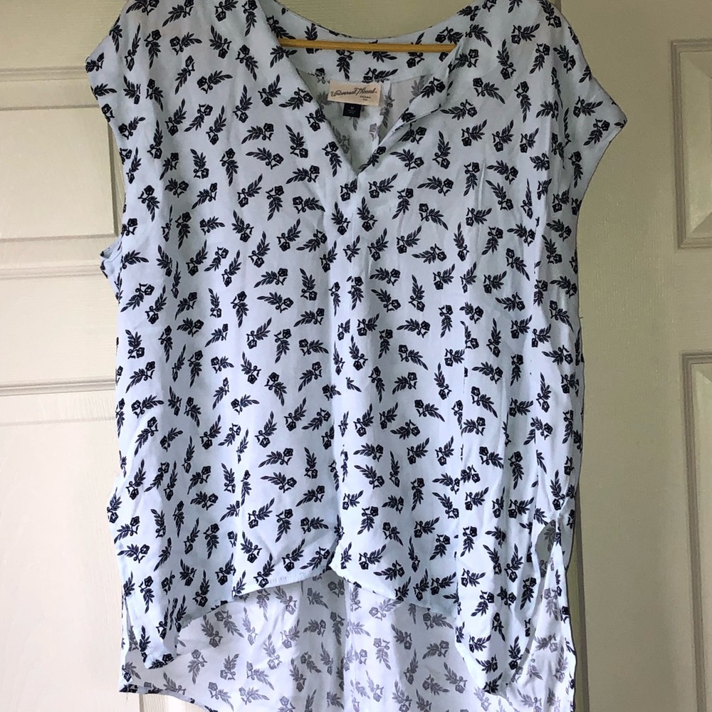 Vneck cap sleeve, side split high low top